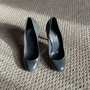 BURBERRY GREY/NLACK PATENT LEATHER HEELS SZ 38